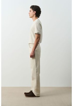 Jean Astu Para Hombre Relaxed Fit Jean Astu Para Hombre Relaxed Fit Kaky 34 VÉLEZ