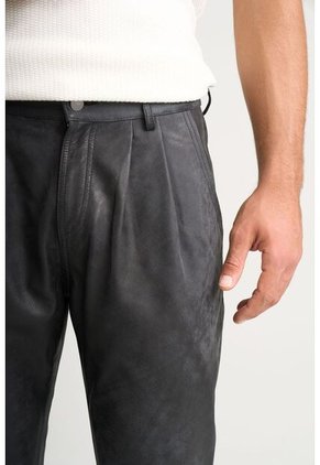 Pantalón Draco 2.0 De Cuero Gamuzado Para Hombre Semi Holgado Pantalón Draco 2.0 De Cuero Gamuzado Para Hombre Semi Holgado Negro 32 VÉLEZ