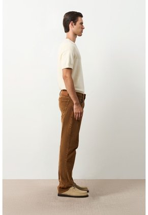 Jeans Fit Regular Para Hombre Dakar Jeans Fit Regular Para Hombre Dakar Miel 34 VÉLEZ