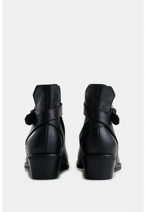 Botines Tacón Campina 2.0 De Cuero Para Mujer Silueta Cut Out Botines Tacón Campina 2.0 De Cuero Para Mujer Silueta Cut Out Negro 35 VÉLEZ