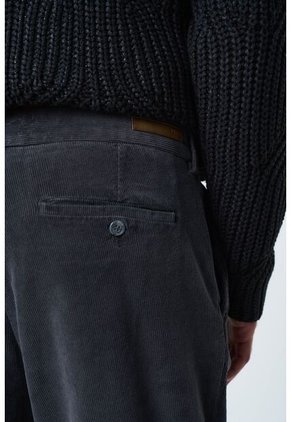 Pantalón Orión Prenses Para Hombre Semi Holgado Pantalón Orión Prenses Para Hombre Semi Holgado Gris 34 VÉLEZ