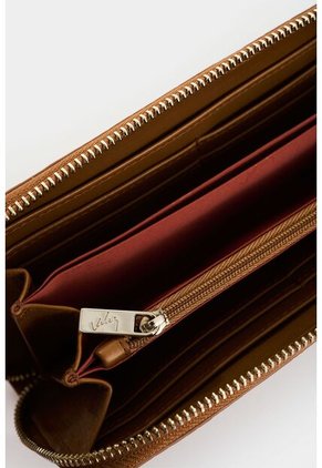 Porta Chequera Tulia De Cuero Para Mujer Con Grabado Porta Chequera Tulia De Cuero Para Mujer Con Grabado Miel VÉLEZ