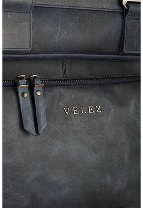 Morral Barceló De Cuero Con Efecto Espazolado Para Hombre Chapas Frontales Morral Barceló De Cuero Con Efecto Espazolado Para Hombre Chapas Frontales Azul Oscuro VÉLEZ