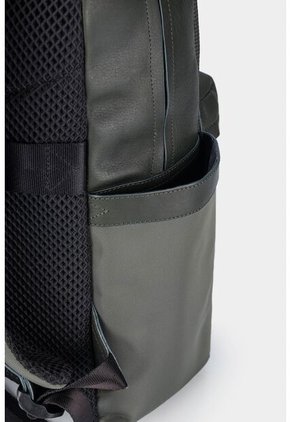 Morral San Patricio De Cuero Y Lona Para Hombre Aplique Metálico Morral San Patricio De Cuero Y Lona Para Hombre Aplique Metálico Verde VÉLEZ