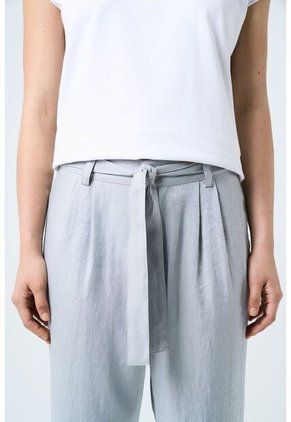 Pantalón Casiopea En Tejido Plano Para Mujer Efecto Brillo Pantalón Casiopea En Tejido Plano Para Mujer Efecto Brillo Plata 12 VÉLEZ