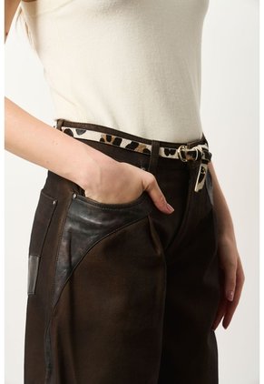 Jean Barrel En Denim Y Cuero Para Mujer Jean Barrel En Denim Y Cuero Para Mujer Cafe 10 VÉLEZ