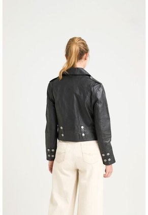 Chaqueta Biker De Cuero Para Mujer Charreteras Negro Chaqueta Biker De Cuero Para Mujer Charreteras Negro XX VÉLEZ