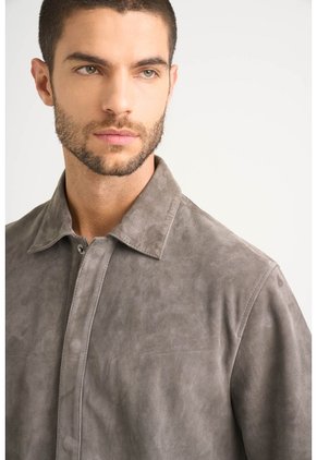 Camisa Manga Corta Orión De Cuero Gamuzado Para Hombre Semi Fitted Camisa Manga Corta Orión De Cuero Gamuzado Para Hombre Semi Fitted Gris XL VÉLEZ