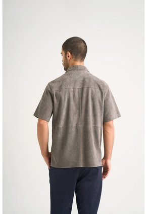 Camisa Manga Corta Orión De Cuero Gamuzado Para Hombre Semi Fitted Camisa Manga Corta Orión De Cuero Gamuzado Para Hombre Semi Fitted Gris XL VÉLEZ