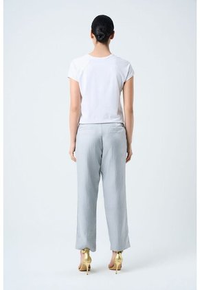 Pantalón Casiopea En Tejido Plano Para Mujer Efecto Brillo Pantalón Casiopea En Tejido Plano Para Mujer Efecto Brillo Plata 10 VÉLEZ