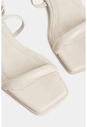 Sandalia Plana Rosa En Cuero Para Mujer Straps Nudos Sandalia Plana Rosa En Cuero Para Mujer Straps Nudos Blanco 35 Vélez