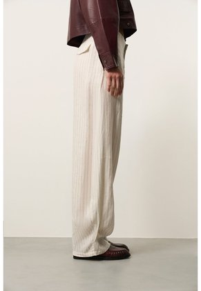 Pantalón Semi Barrel Para Mujer Savia Pantalón Semi Barrel Para Mujer Savia Crema 12 VÉLEZ