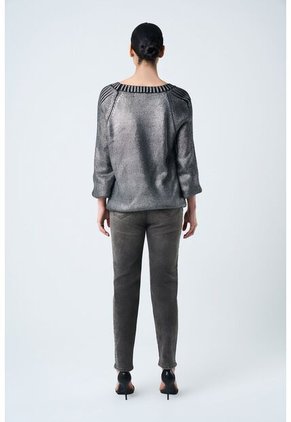 Jean Grey Silueta Mom Fit De Algodón Para Mujer Detalles Cuero Jean Grey Silueta Mom Fit De Algodón Para Mujer Detalles Cuero Gris 10 VÉLEZ