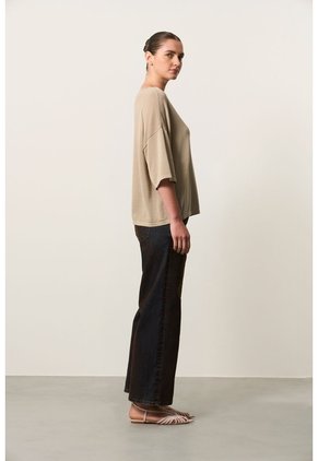 Camiseta Oversize Para Mujer Nativo Camiseta Oversize Para Mujer Nativo Arena S VÉLEZ