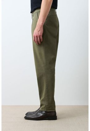 Pantalón Apis En Drill Para Hombre Silueta Baggy Pantalón Apis En Drill Para Hombre Silueta Baggy Verde Oliva 32 VÉLEZ