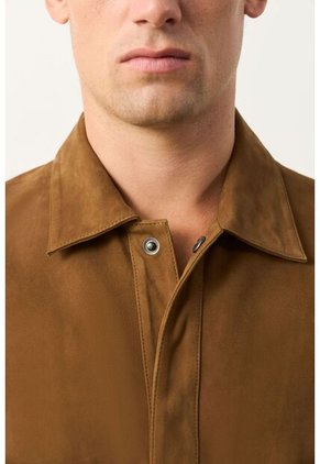 Camisa Manga Corta Orión De Cuero Gamuzado Para Hombre Semi Fitted Camisa Manga Corta Orión De Cuero Gamuzado Para Hombre Semi Fitted Miel M VÉLEZ