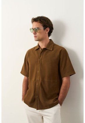 Camisa Manga Corta Orión De Cuero Gamuzado Para Hombre Semi Fitted Camisa Manga Corta Orión De Cuero Gamuzado Para Hombre Semi Fitted Miel M VÉLEZ