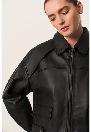 Chaqueta Boxy En Cuero Para Mujer Cayena Chaqueta Boxy En Cuero Para Mujer Cayena Negro M VÉLEZ