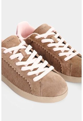 Tenis En Carnaza Y Cuero Pelo Para Mujer Fur Slide Tenis En Carnaza Y Cuero Pelo Para Mujer Fur Slide Tabaco 37 VÉLEZ