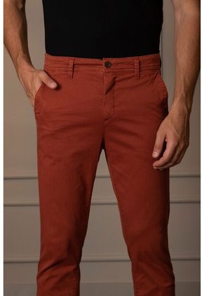 Pantalón Chino Fiore Semifit Para Hombre Bota Semi Ajustada Terracota Pantalón Chino Semifit Para Hombre Bota Semi Ajustada Terracota 36 Vélez