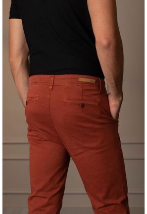 Pantalón Chino Fiore Semifit Para Hombre Bota Semi Ajustada Terracota Pantalón Chino Semifit Para Hombre Bota Semi Ajustada Terracota 36 Vélez