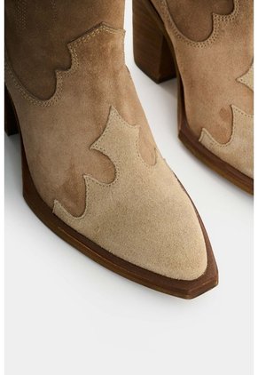 Bota Texana Riveros En Gamuza Para Mujer Caña Alta Bota Texana Riveros En Gamuza Para Mujer Caña Alta Arena 40 VÉLEZ