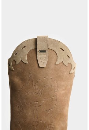 Bota Texana Riveros En Gamuza Para Mujer Caña Alta Bota Texana Riveros En Gamuza Para Mujer Caña Alta Arena 40 VÉLEZ