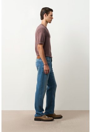 Jeans Fit Regular Para Hombre Summer Jeans Fit Regular Para Hombre Summer Azul Claro 34 VÉLEZ