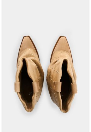 Bota Yana En Cuero Con Taches Para Mujer Bota Yana En Cuero Con Taches Para Mujer Arena 35 VÉLEZ