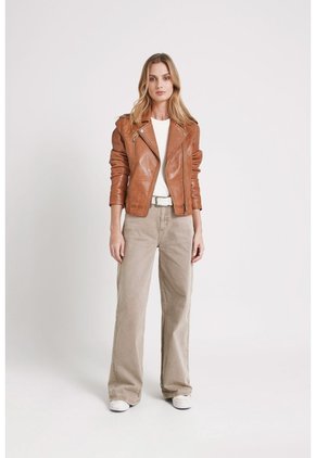 Chaqueta Biker Natura De Cuero Para Mujer Semi Ajustada Chaqueta Biker Natura De Cuero Para Mujer Semi Ajustada Miel M VÉLEZ