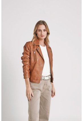 Chaqueta Biker Natura De Cuero Para Mujer Semi Ajustada Chaqueta Biker Natura De Cuero Para Mujer Semi Ajustada Miel M VÉLEZ