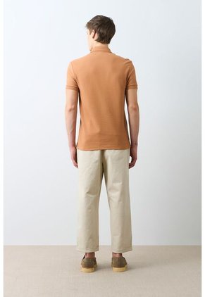 Polo Manga Corta Essential Para Hombre Textura Polo Manga Corta Essential Para Hombre Textura Miel XS VÉLEZ
