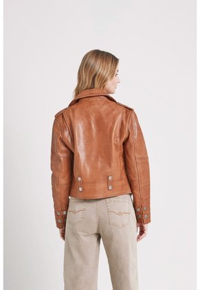 Chaqueta Biker Natura De Cuero Para Mujer Semi Ajustada Chaqueta Biker Natura De Cuero Para Mujer Semi Ajustada Miel M VÉLEZ
