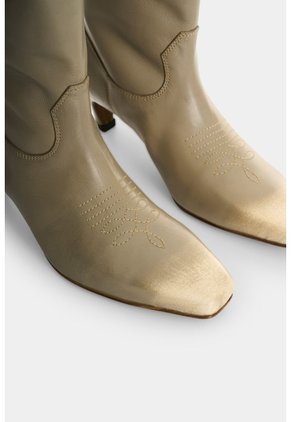 Botín En Cuero Para Mujer Helia Botín En Cuero Para Mujer Helia Crema 37 VÉLEZ