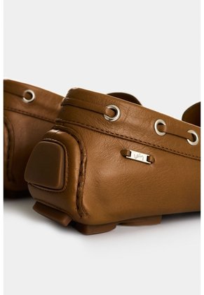 Mocasines Calcedonia 2.0 De Cuero Para Mujer Detalle Grabado Mocasines Calcedonia 2.0 De Cuero Para Mujer Detalle Grabado Miel 35 VÉLEZ