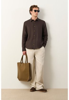 Camisa Manga Larga En Lino Para Hombre Silueta Semi Ajustada Camisa Manga Larga En Lino Para Hombre Silueta Semi Ajustada Cafe S VÉLEZ