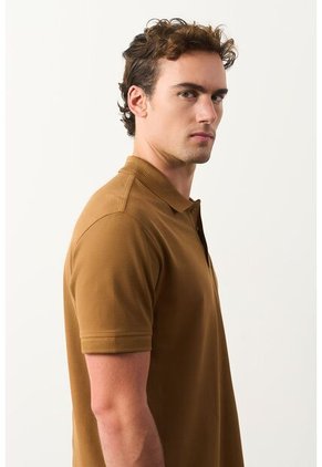 Polo Para Hombre Semi Fit Detalle Jacquard Polo Para Hombre Semi Fit Detalle Jacquard Miel L VÉLEZ