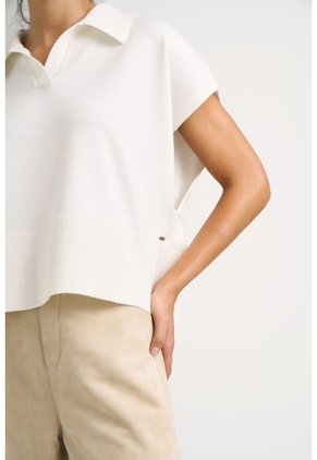 Polo Bora Tejida Para Mujer Silueta Boxy Polo Bora Tejida Para Mujer Silueta Boxy Crema S VÉLEZ