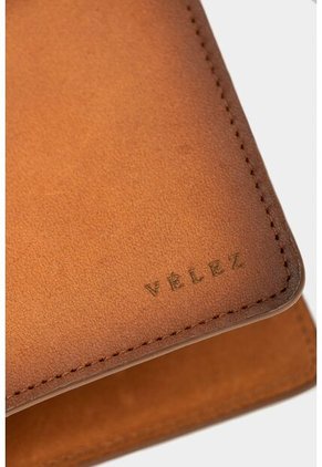 Porta Pasaporte Travel 2.0 De Cuero Para Hombre Efecto Envejecido Miel Porta Pasaporte Travel 2.0 De Cuero Para Hombre Efecto Envejecido Miel VÉLEZ