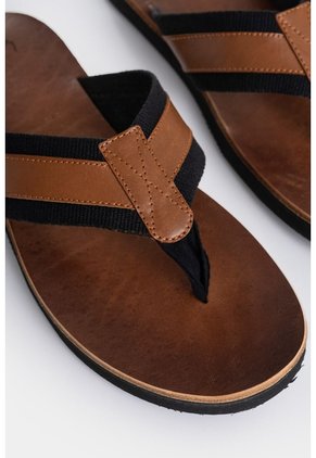 Sandalia Plana Alfil 2 De Cuero Para Hombre Capellada En Reata Sandalia Plana Alfil 2 De Cuero Para Hombre Capellada En Reata Miel 42 VÉLEZ