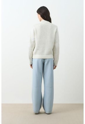 Sweater Tejido De Cuello Alto Para Mujer Nacarina Sweater Tejido De Cuello Alto Para Mujer Nacarina Crema L VÉLEZ
