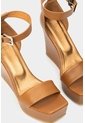 Sandalia Plataforma Cortázar De Cuero Liso Para Mujer Plataforma Alta Miel Sandalia Plataforma Cortázar De Cuero Liso Para Mujer Plataforma Alta Miel 34 VÉLEZ de Vélez