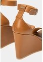 Sandalia Plataforma Cortázar De Cuero Liso Para Mujer Plataforma Alta Miel Sandalia Plataforma Cortázar De Cuero Liso Para Mujer Plataforma Alta Miel 34 VÉLEZ de Vélez