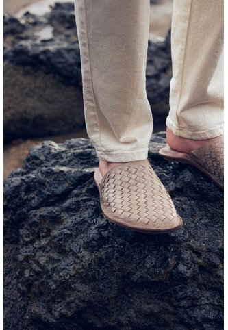 Slipper Tejido En Cuero Para Hombre Confort Slipper Tejido En Cuero Para Hombre Confort Arena 45 VÉLEZ Vélez