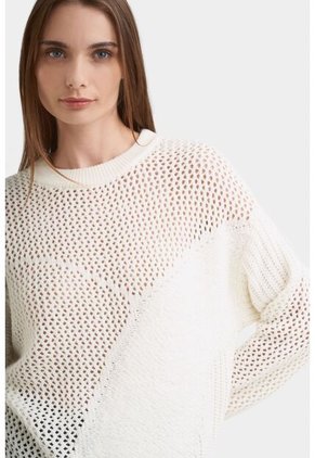 Sweater Escarlata Tejido Para Mujer Textura Asimétrica Sweater Escarlata Tejido Para Mujer Textura Asimétrica Crema S Vélez