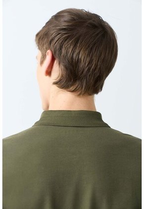 Polo Para Hombre Semi Fit Detalle Jacquard Polo Para Hombre Semi Fit Detalle Jacquard Verde Oliva XS VÉLEZ