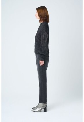 Jean Vega En Black Denim Para Mujer Detalle Cuero Jean Vega En Black Denim Para Mujer Detalle Cuero Negro 12 VÉLEZ