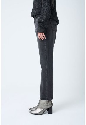 Jean Vega En Black Denim Para Mujer Detalle Cuero Jean Vega En Black Denim Para Mujer Detalle Cuero Negro 12 VÉLEZ