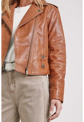 Chaqueta Biker Natura De Cuero Para Mujer Semi Ajustada Chaqueta Biker Natura De Cuero Para Mujer Semi Ajustada Miel M VÉLEZ