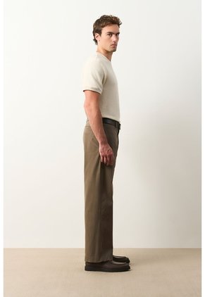 Pantalón Relaxed Fit Para Hombre Vega Pantalón Relaxed Fit Para Hombre Vega Tabaco 38 VÉLEZ